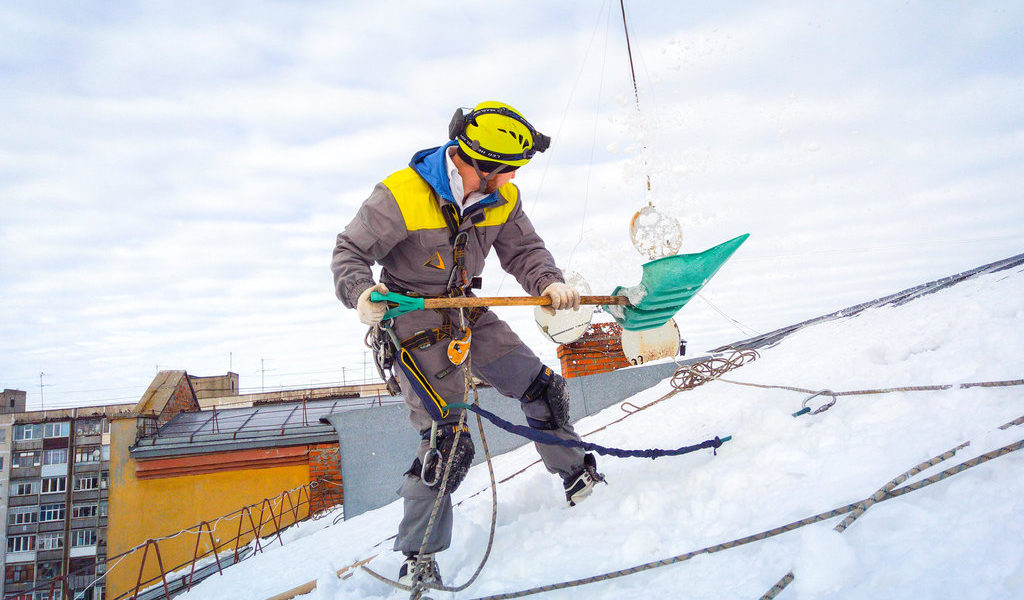 Чистка крыш от снега